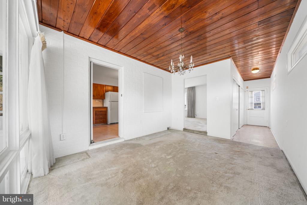 1806 LANSING COURT