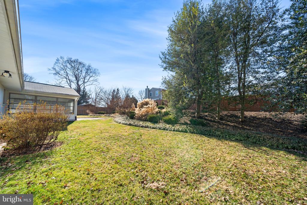 1806 LANSING COURT