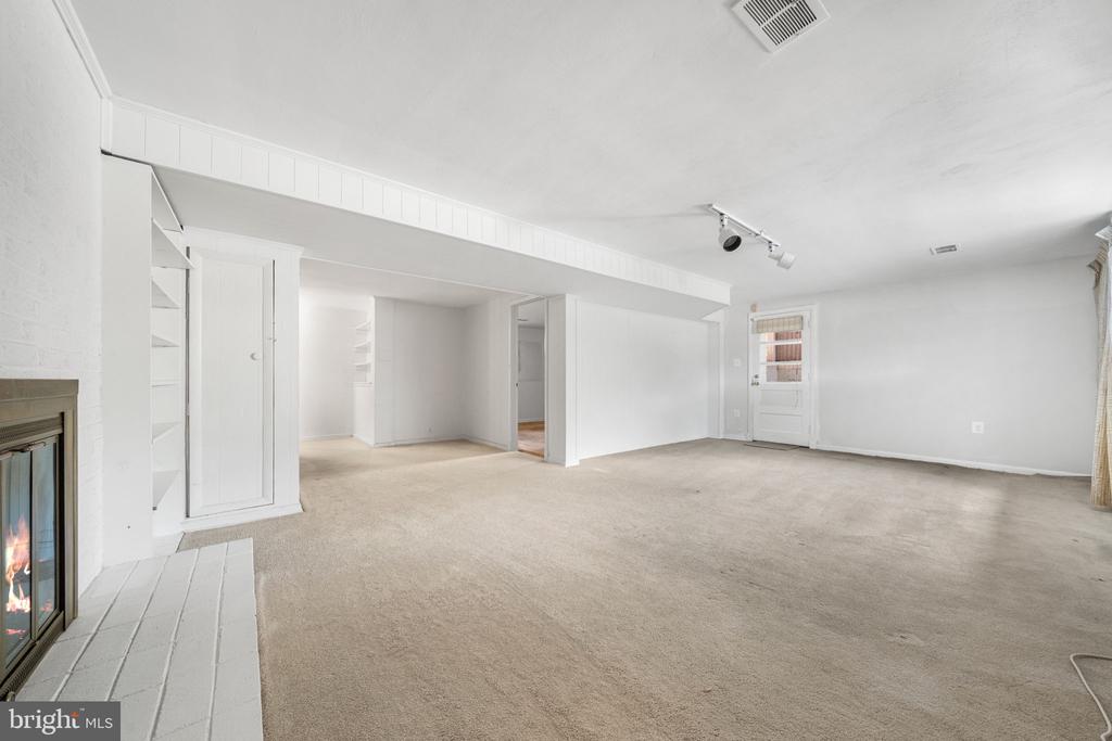 1806 LANSING COURT