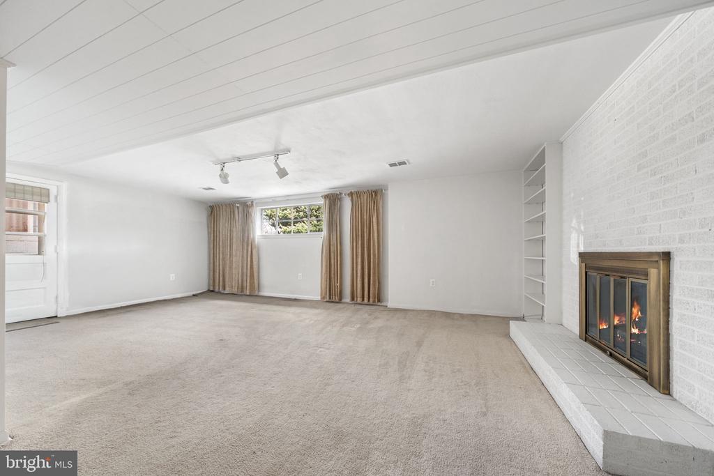 1806 LANSING COURT