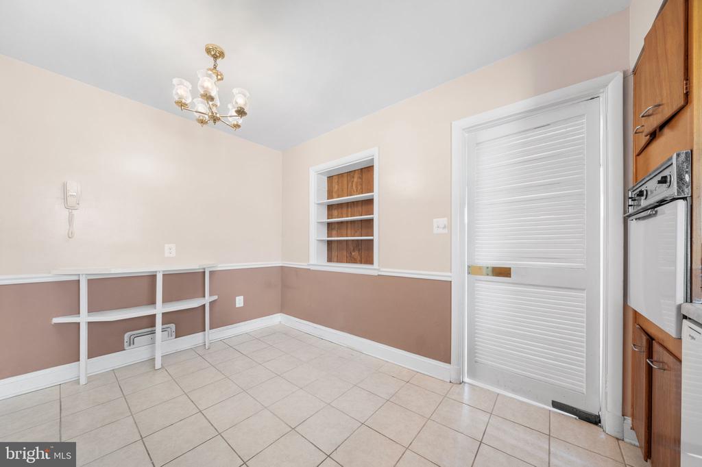 1806 LANSING COURT