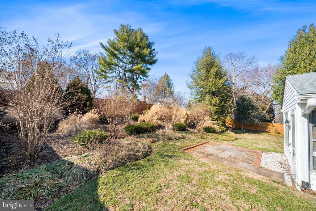 1806 LANSING COURT