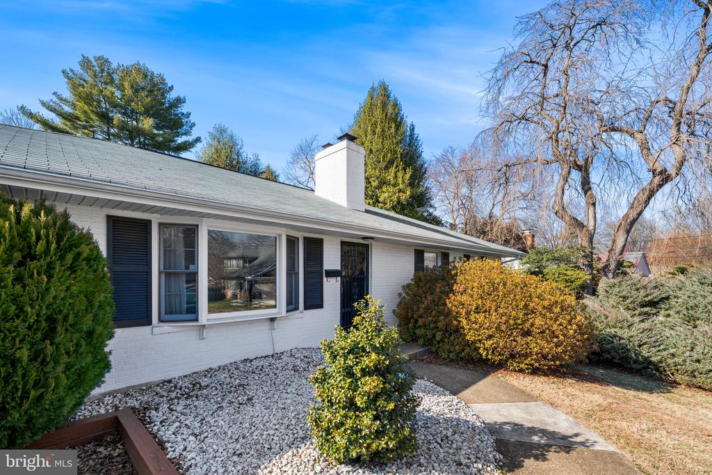 1806 LANSING COURT