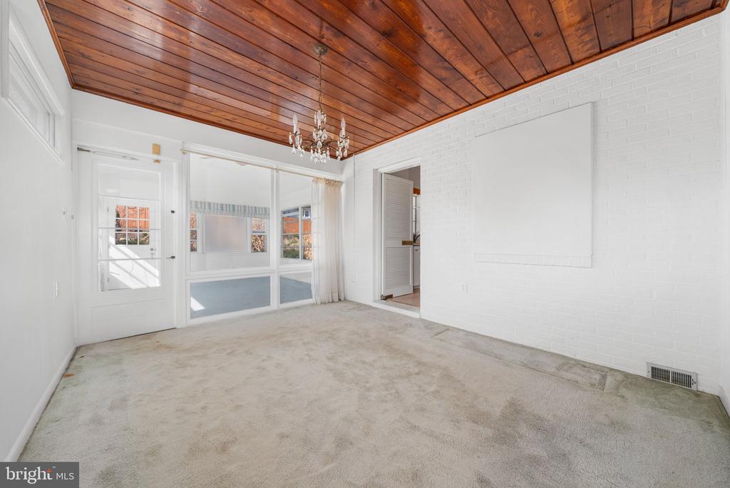 1806 LANSING COURT
