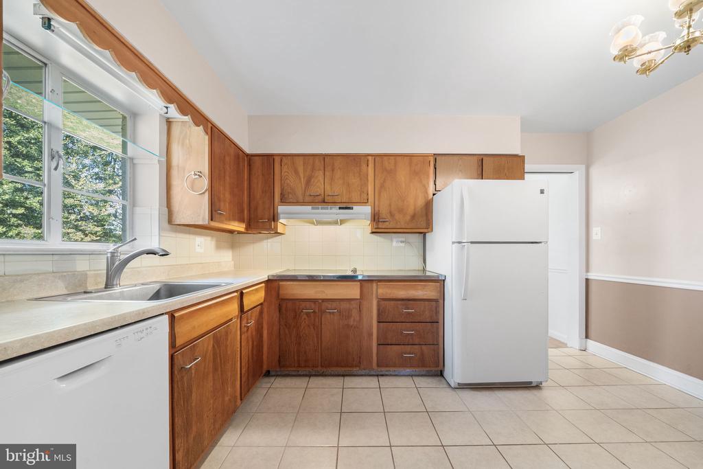 1806 LANSING COURT