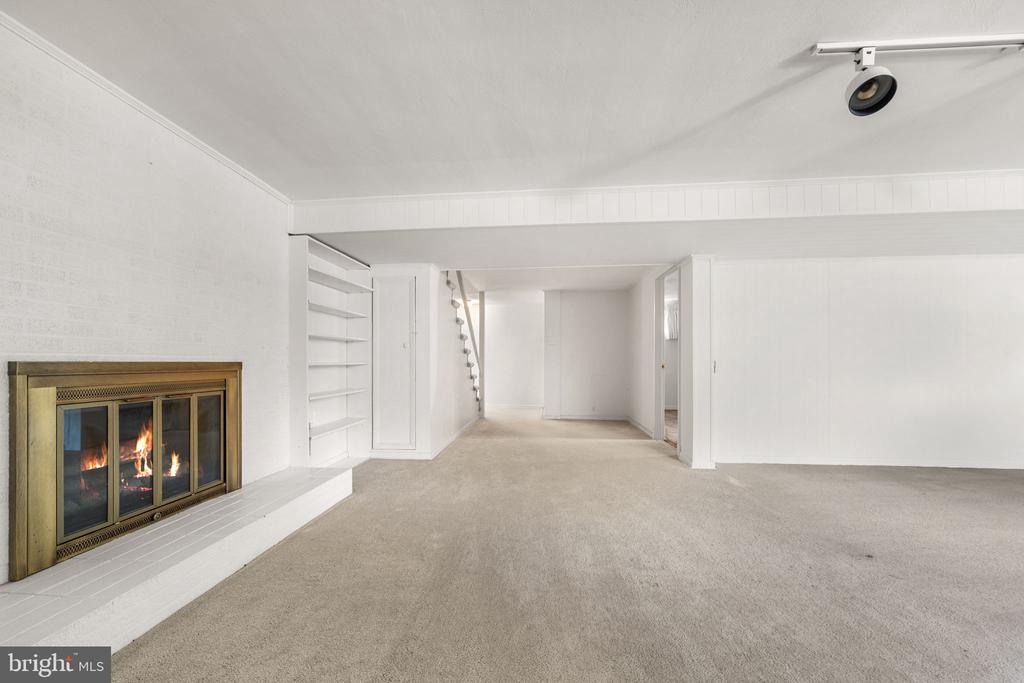 1806 LANSING COURT