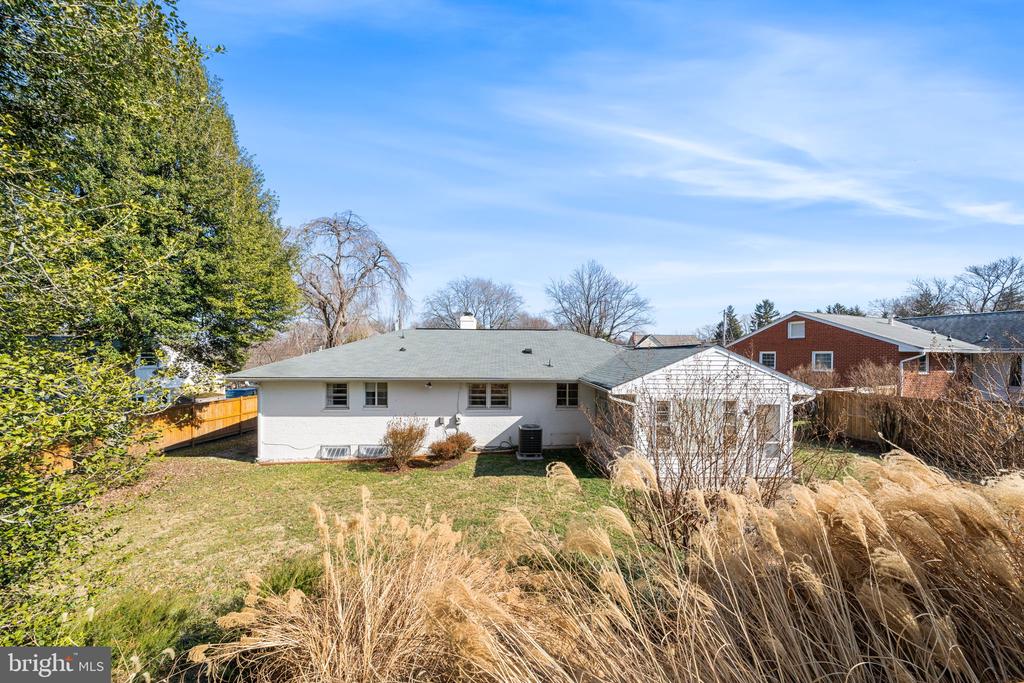 1806 LANSING COURT