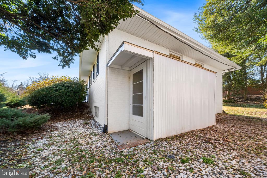 1806 LANSING COURT