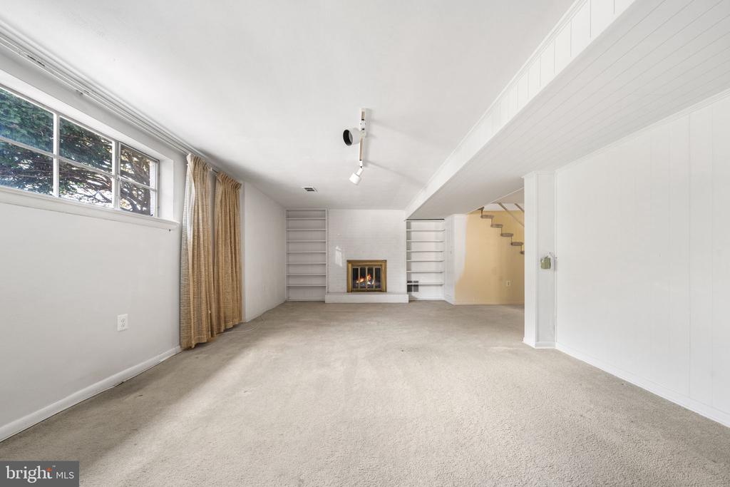 1806 LANSING COURT