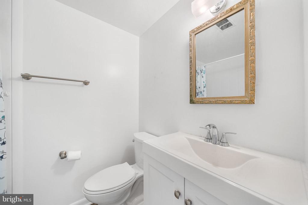 1806 LANSING COURT