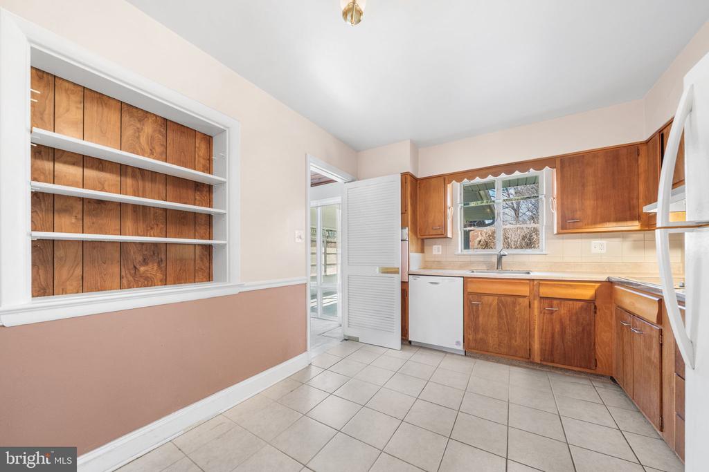 1806 LANSING COURT