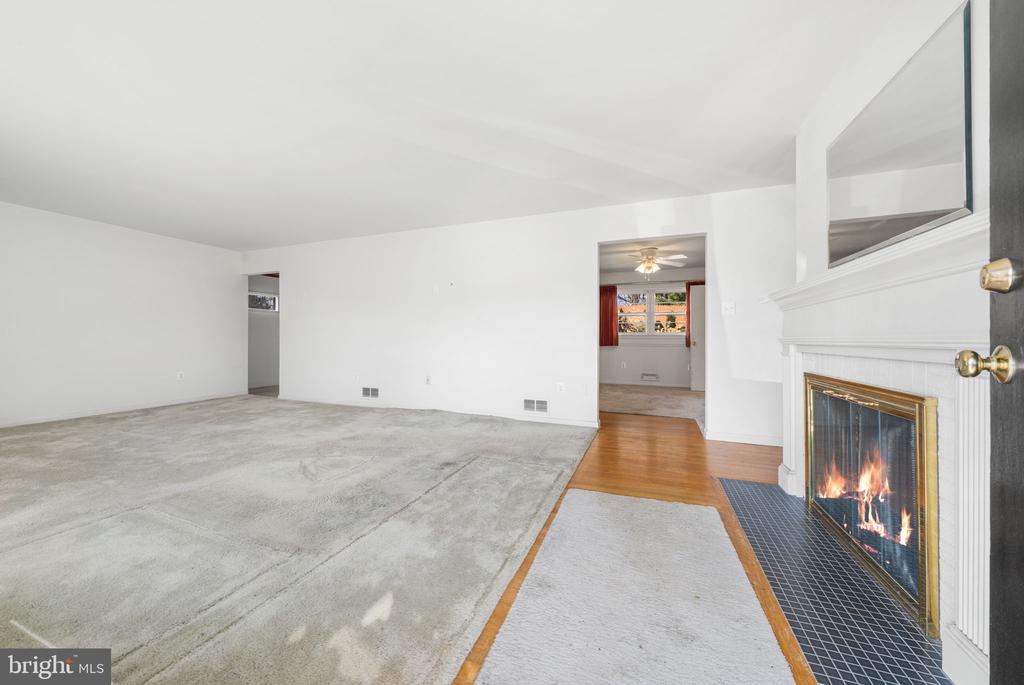 1806 LANSING COURT