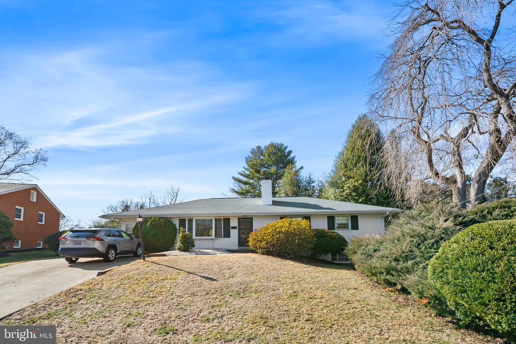 1806 LANSING COURT