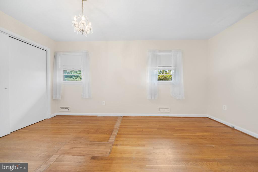 1806 LANSING COURT