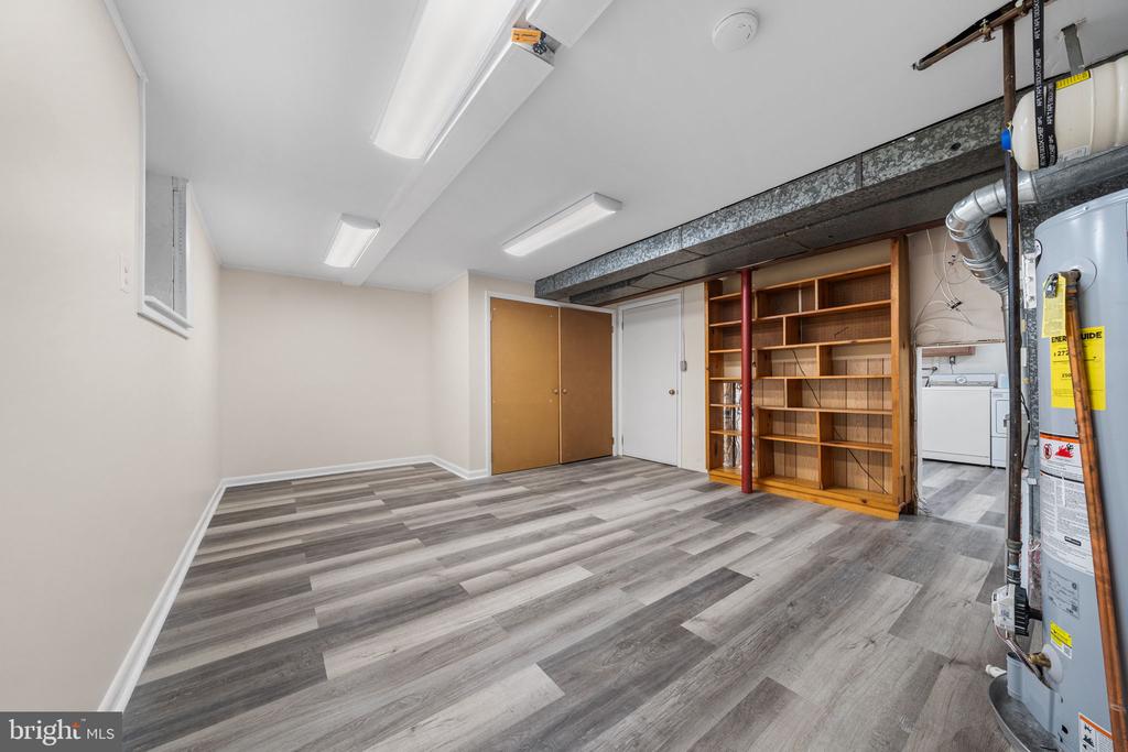 1806 LANSING COURT