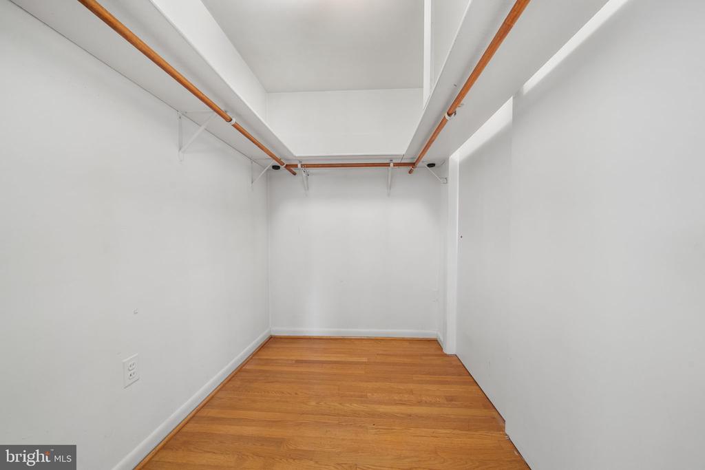 1806 LANSING COURT