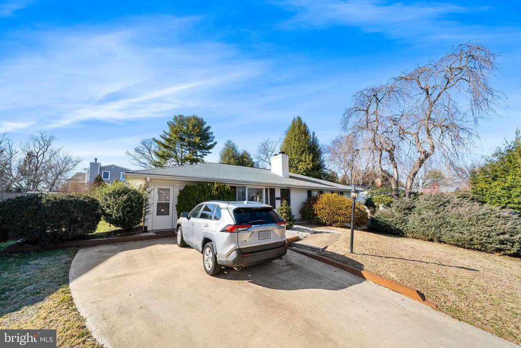 1806 LANSING COURT