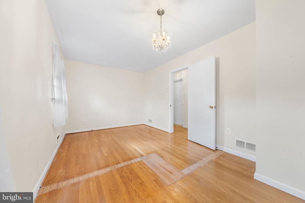 1806 LANSING COURT