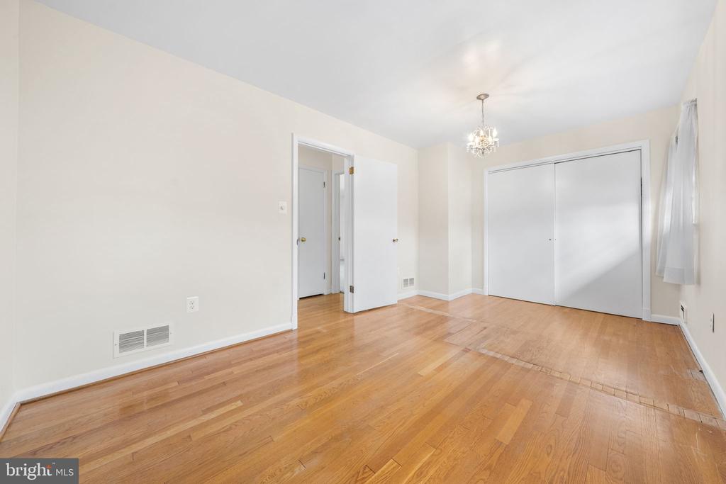 1806 LANSING COURT