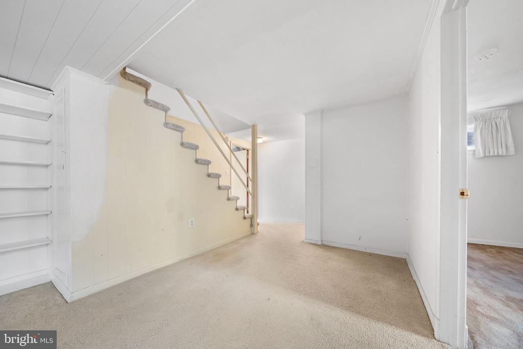 1806 LANSING COURT