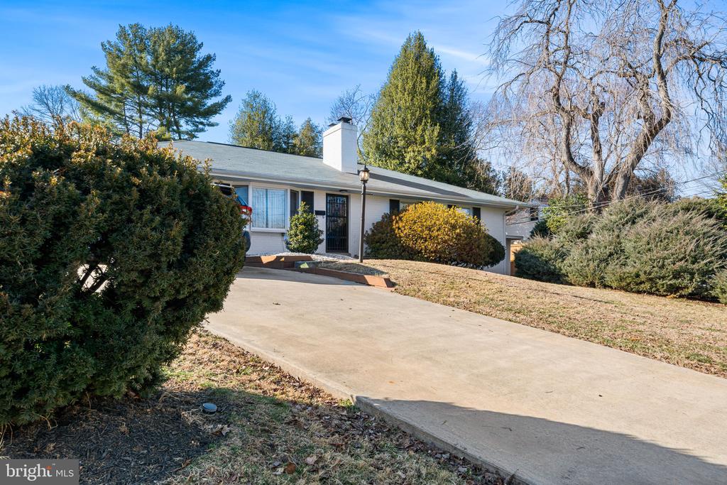 1806 LANSING COURT