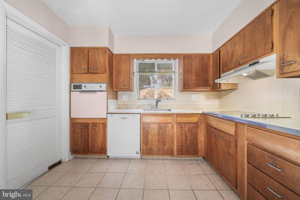 1806 LANSING COURT