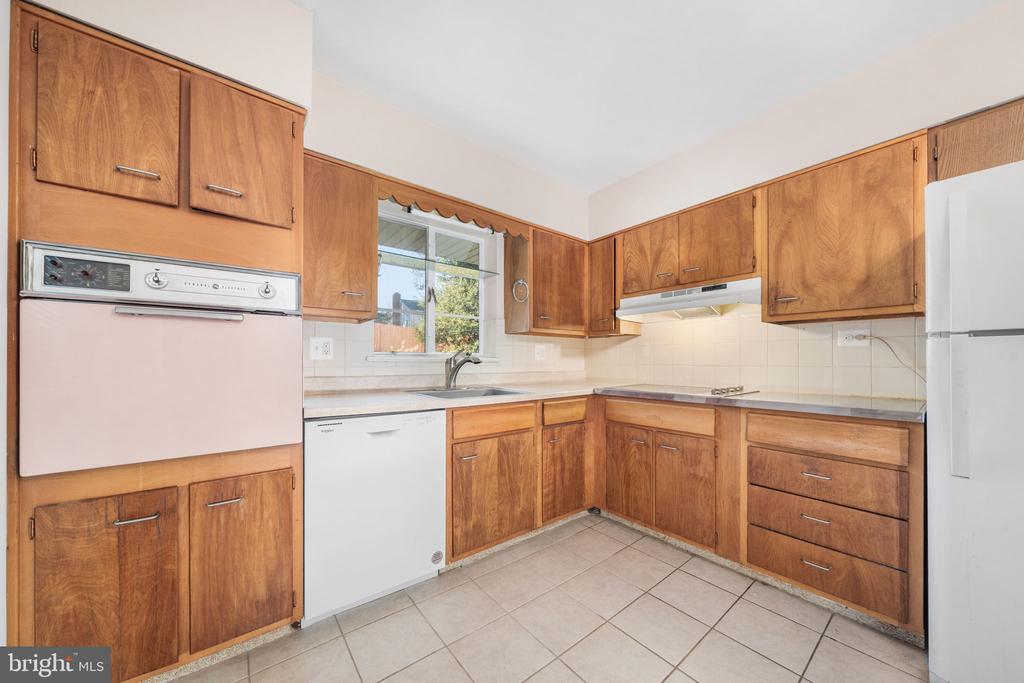 1806 LANSING COURT