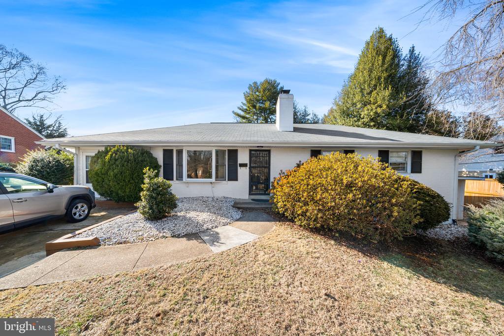 1806 LANSING COURT