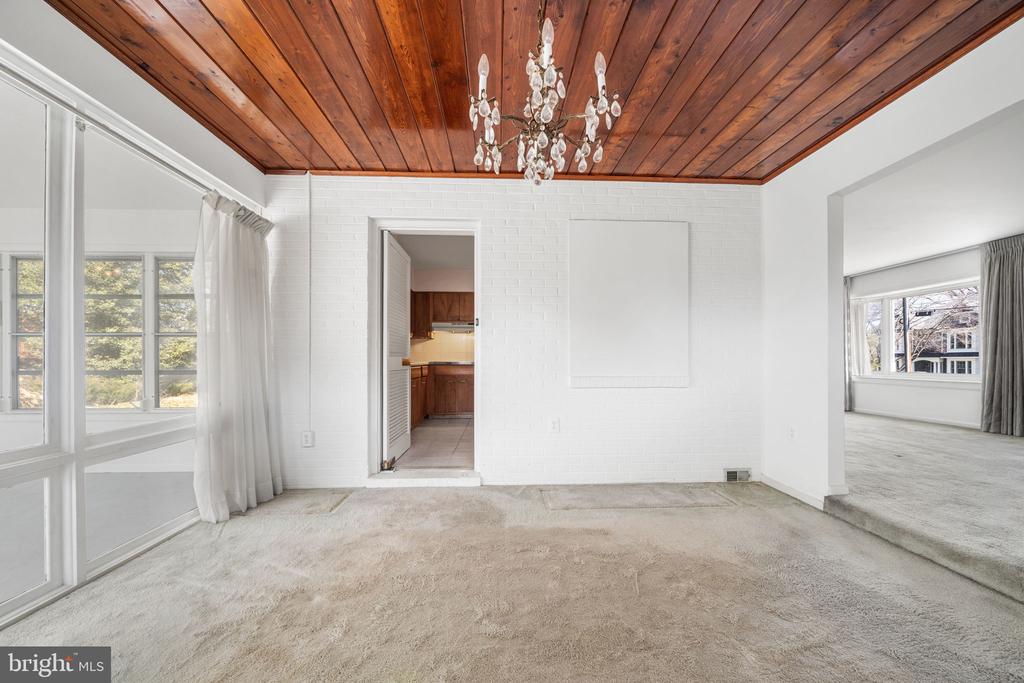 1806 LANSING COURT