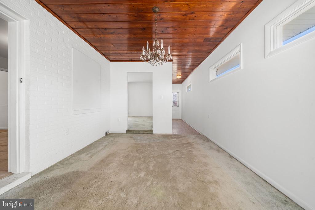 1806 LANSING COURT