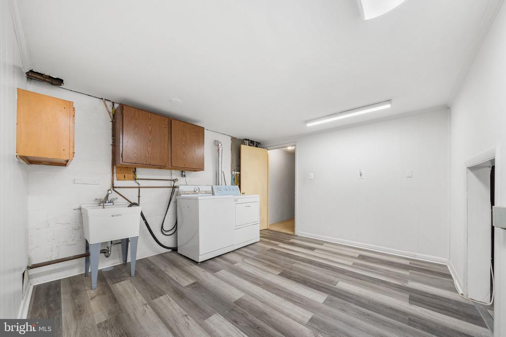 1806 LANSING COURT