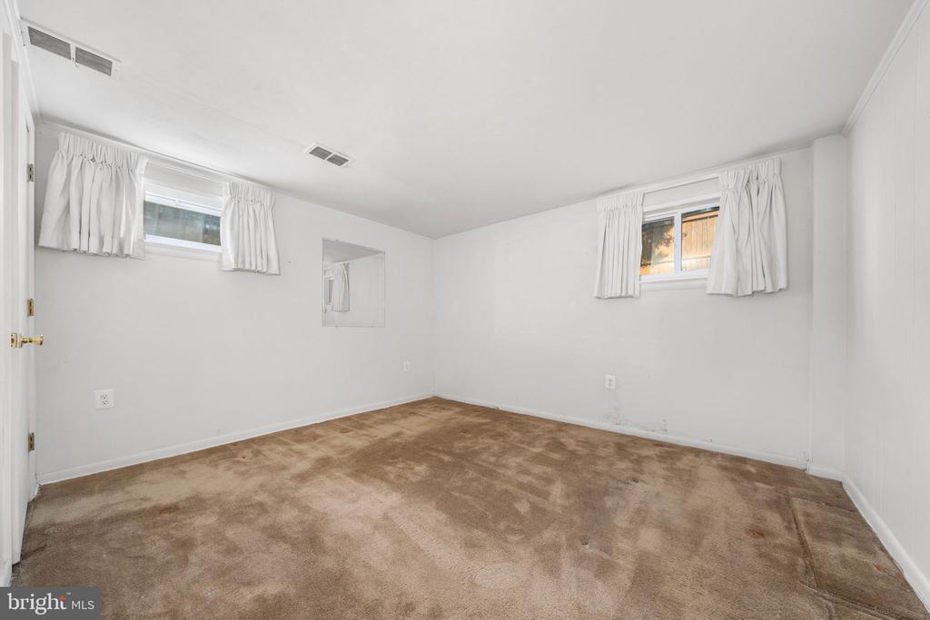 1806 LANSING COURT
