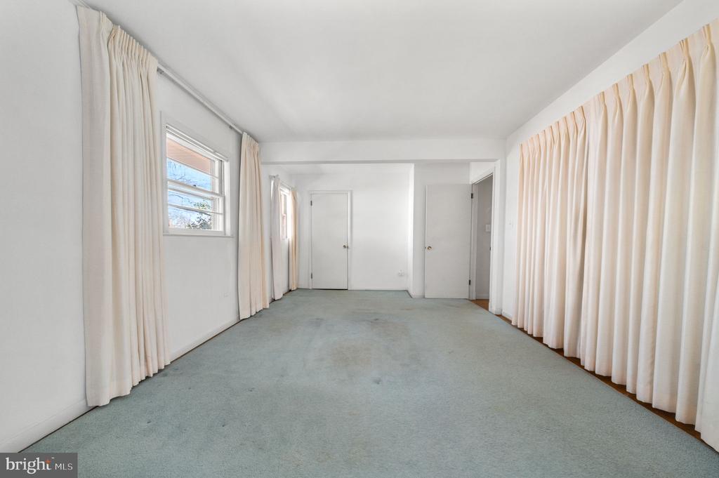 1806 LANSING COURT