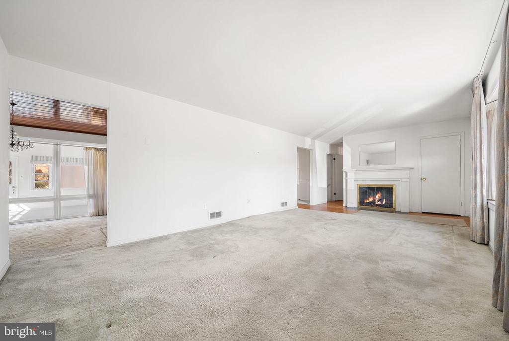 1806 LANSING COURT
