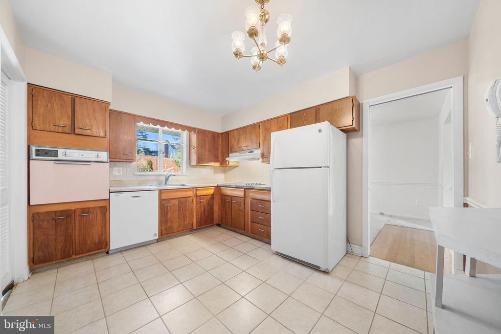 1806 LANSING COURT