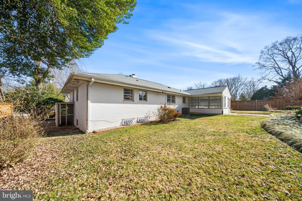 1806 LANSING COURT
