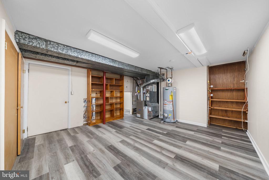 1806 LANSING COURT