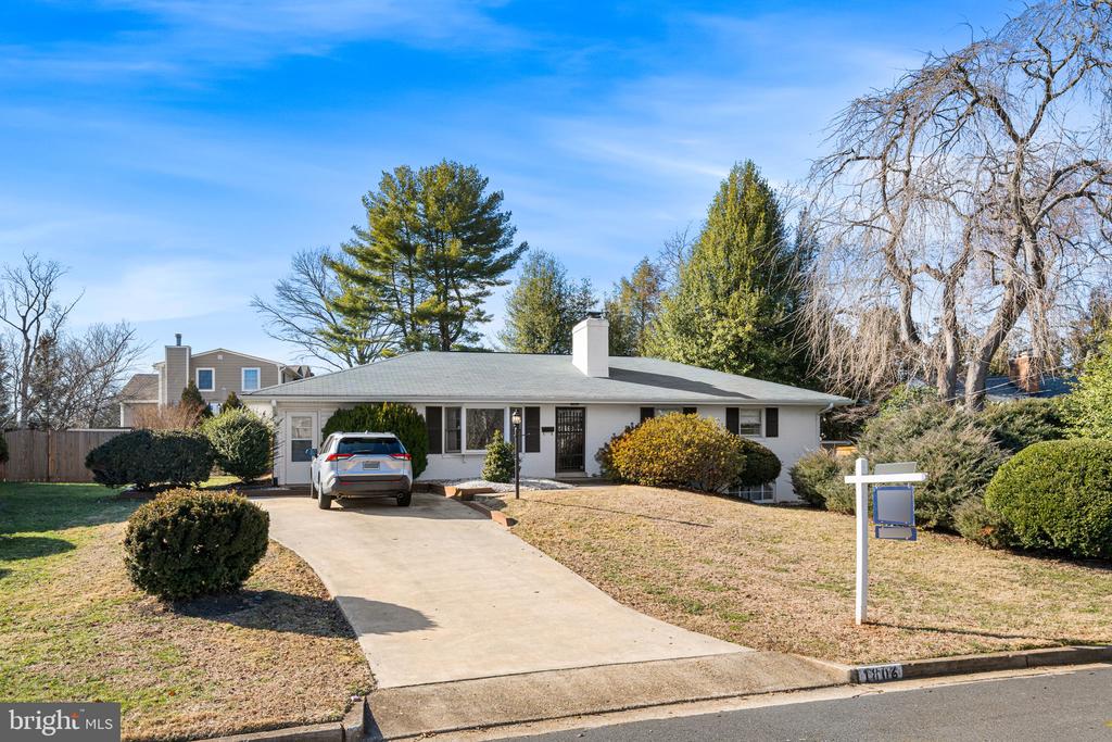 1806 LANSING COURT