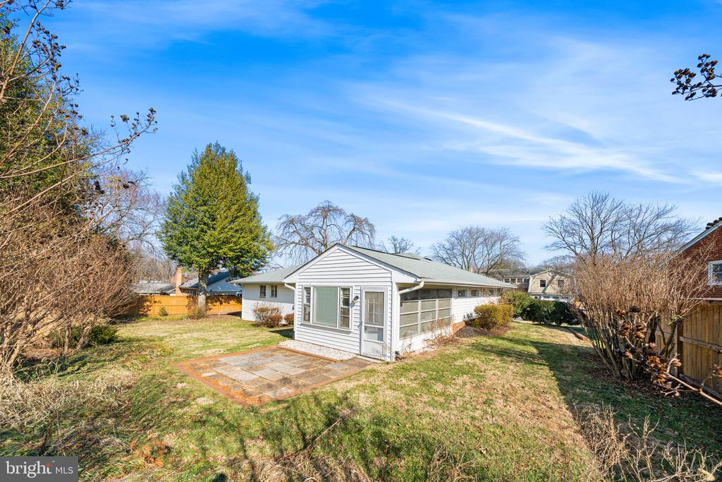 1806 LANSING COURT