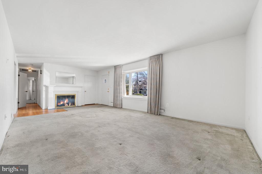 1806 LANSING COURT