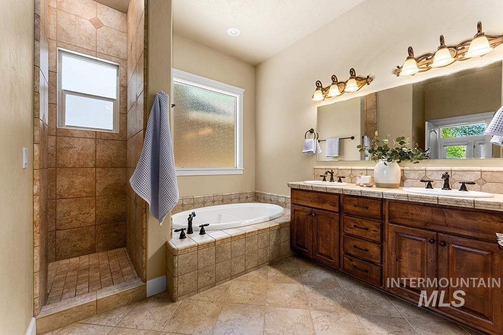 2148 S Links Place