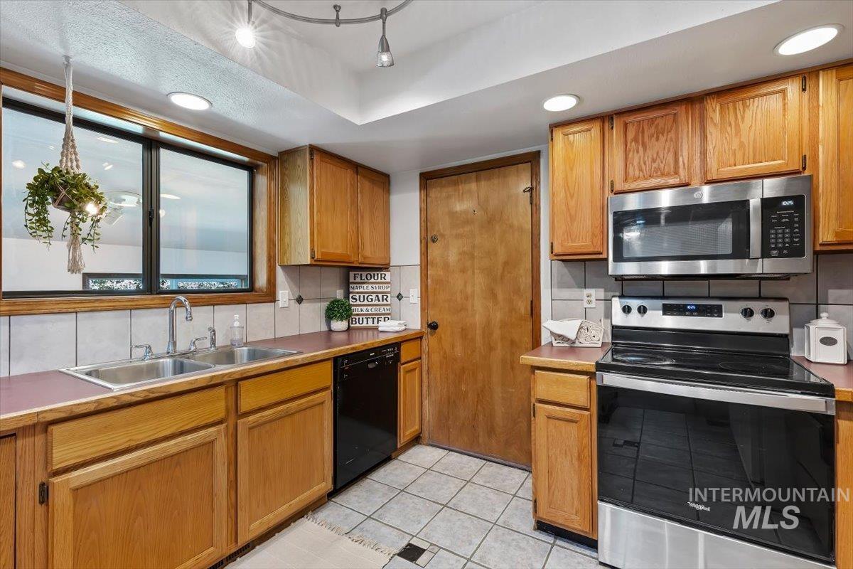 925 N 14th E
