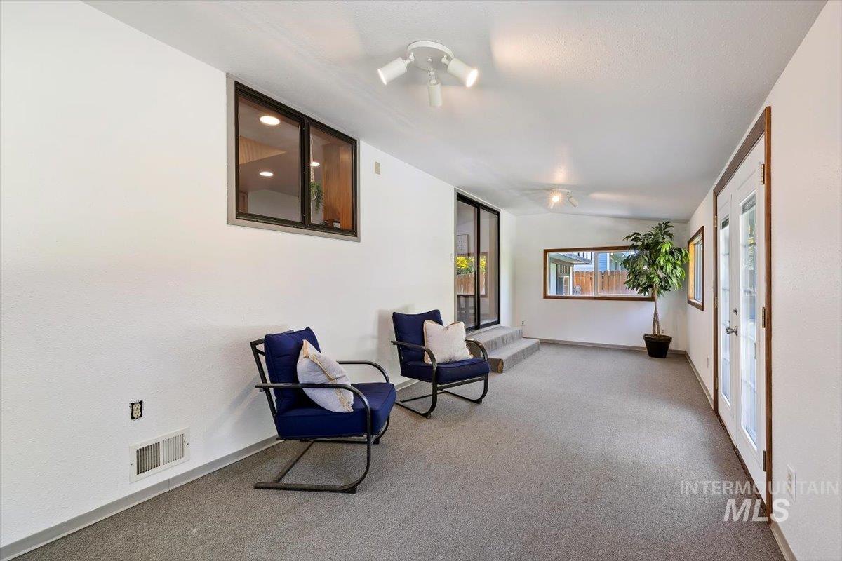 925 N 14th E