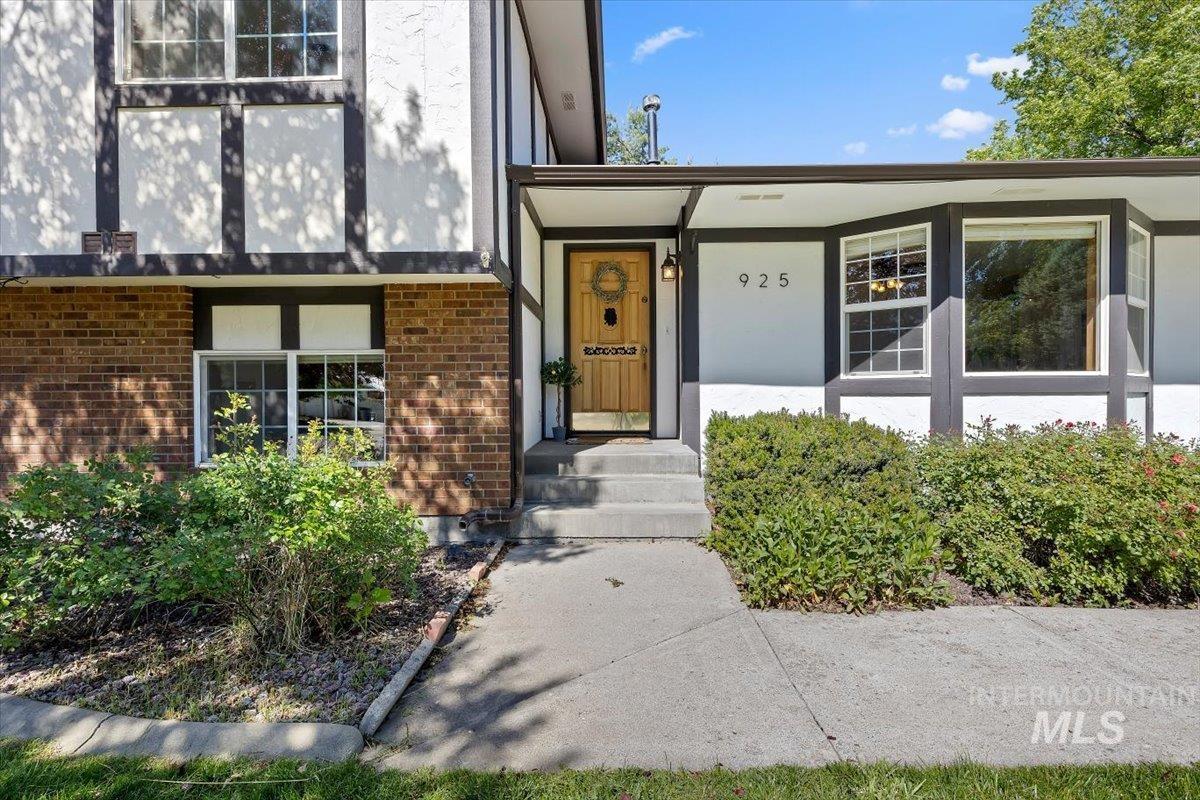 925 N 14th E