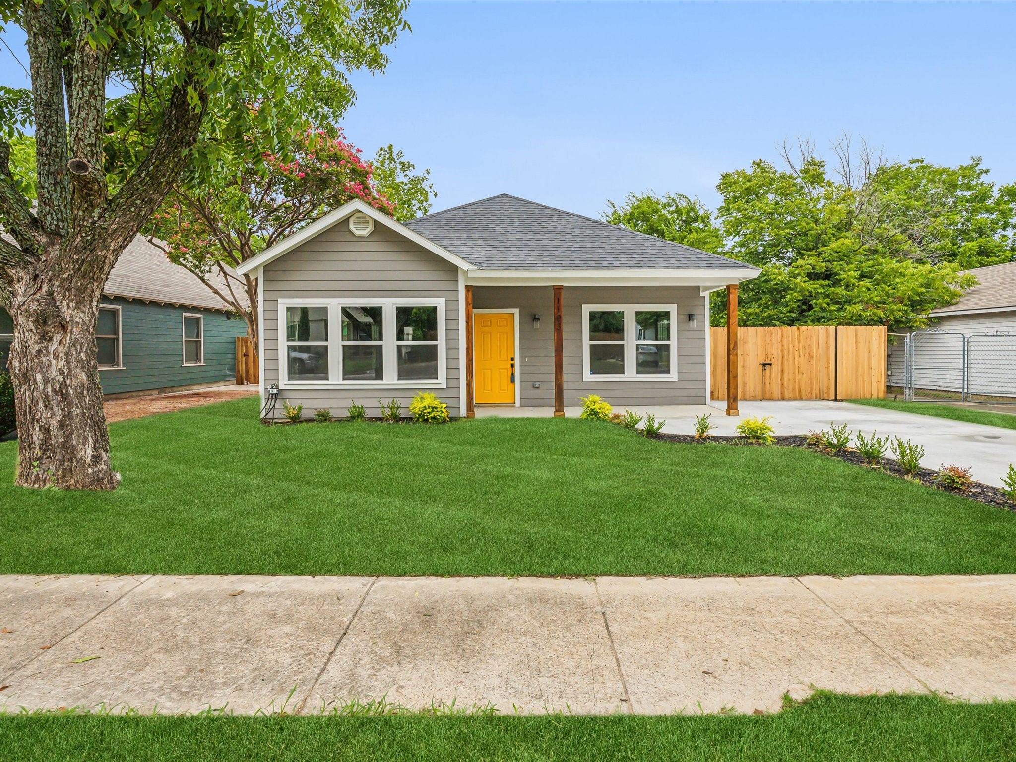 1103 E Leuda Street