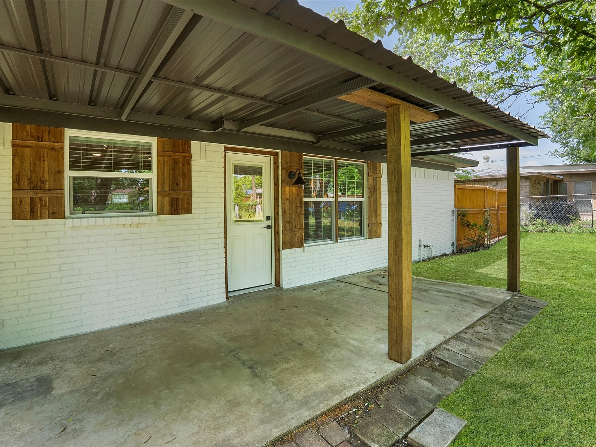 739 Lakeside Drive