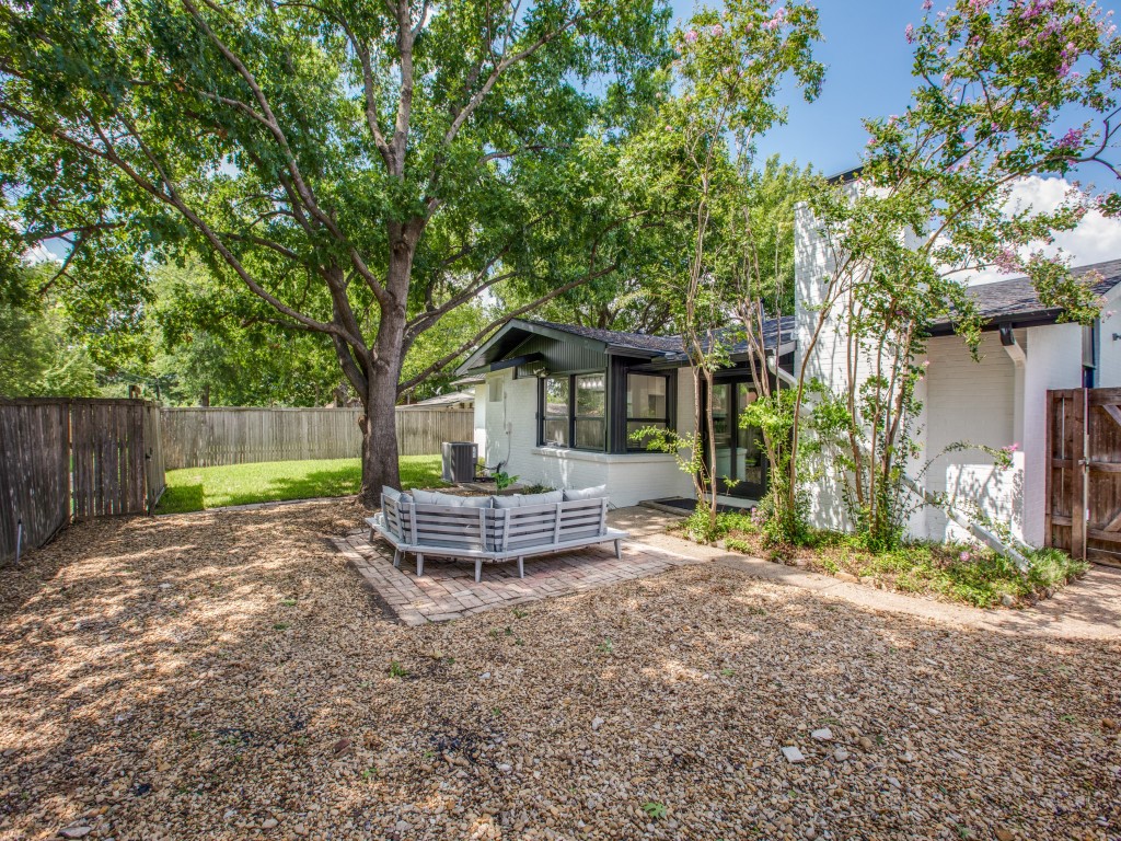 923 Warfield Way