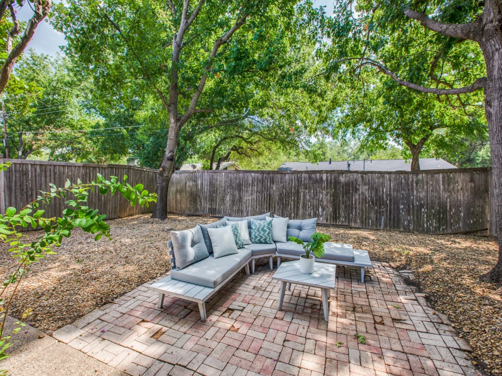 923 Warfield Way