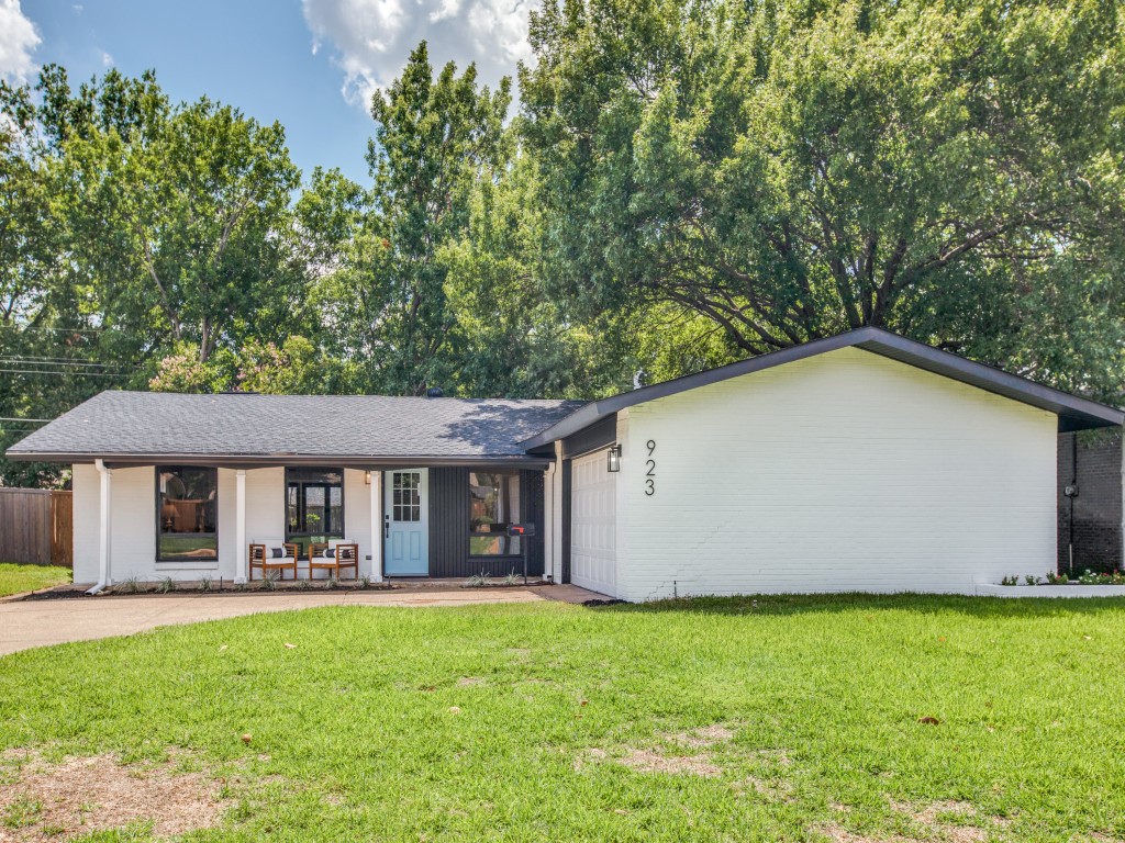923 Warfield Way