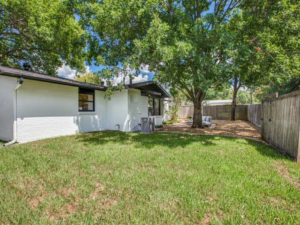 923 Warfield Way